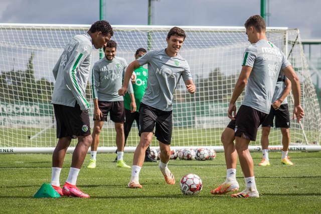 詹姆斯2年1.04亿顶薪续约湖人 父子同队创历史